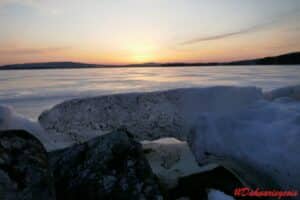 Couché de soleil sur une Etang glacé en Laponie