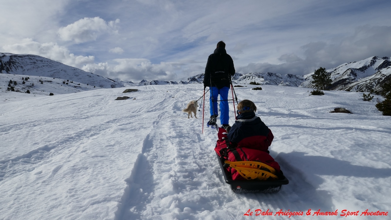 petite famille en sport d'hiver avec la dahu ariègeois