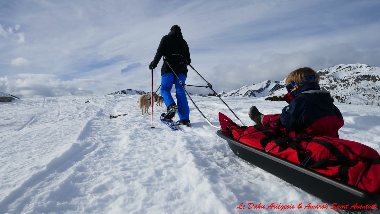 petite famille en sport d'hiver avec la dahu ariègeois
